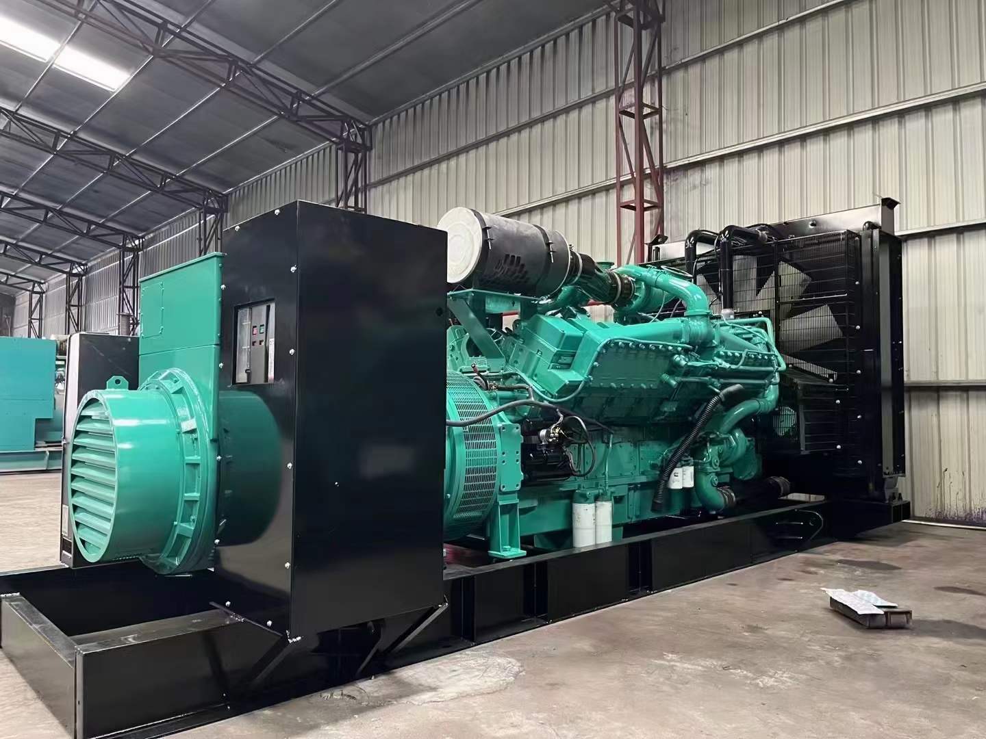 华龙如何降低 800kW 柴油发电机输出电流的波动？