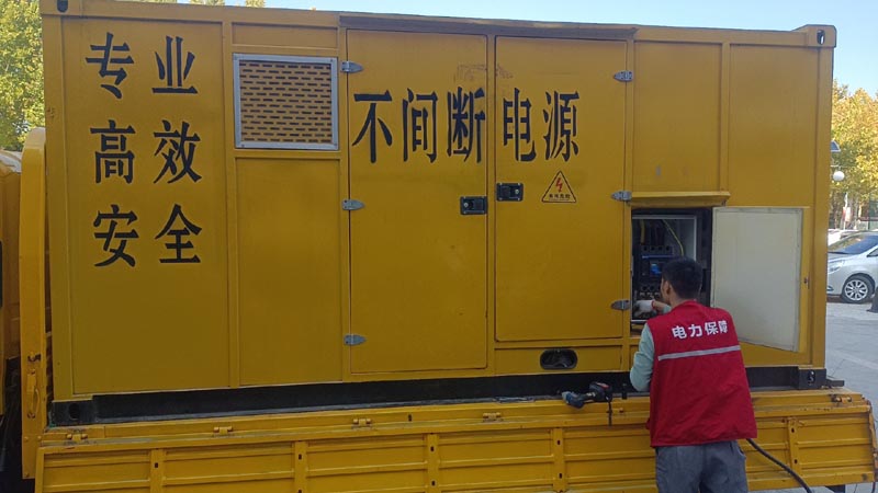 华龙柴油发电机组和UPS电源配合使用时，如何避免切换过程中的电力中断？